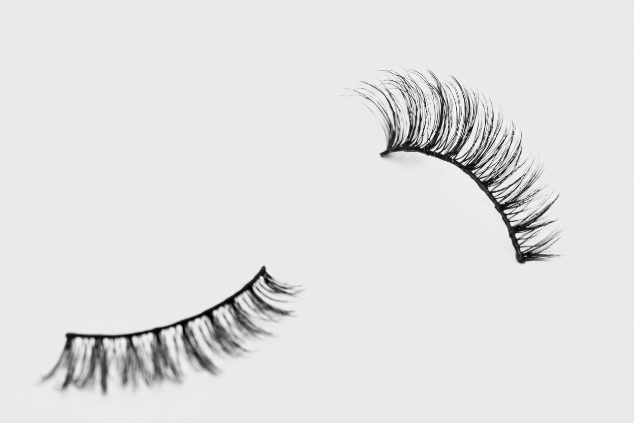 Cat Eye Day & Night Duo day lashes close up angle